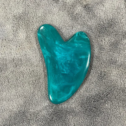 Gua-Sha-facial-stone-cire-d'abeille-massage-visage-cernes-relaxation-vert