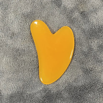 Gua-Sha-facial-stone-cire-d'abeille-massage-visage-cernes-relaxation-jaune