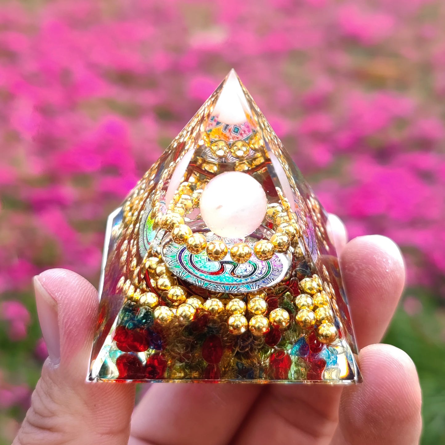 Statuette-orgonite-chance-pyramide-de-fortune-blanc-doré
