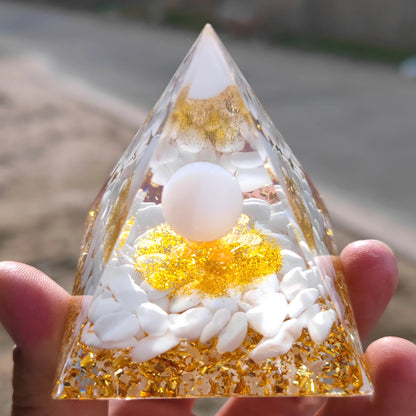 Statuette-orgonite-chance-pyramide-de-fortune-blanc