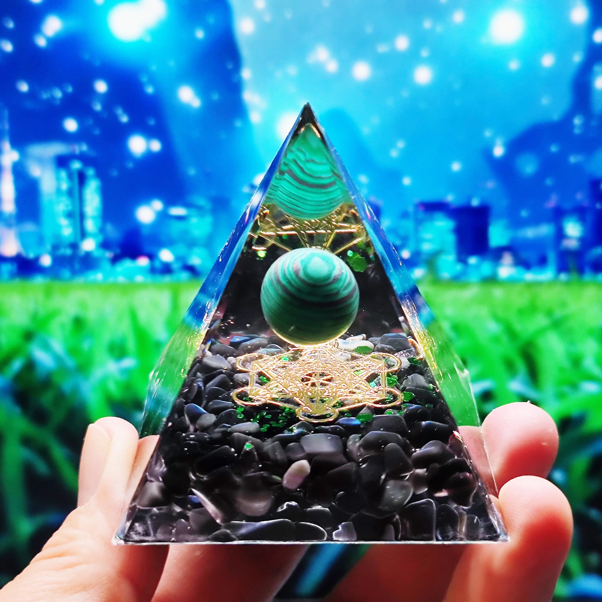 Statuette-orgonite-chance-pyramide-de-fortune-bleu