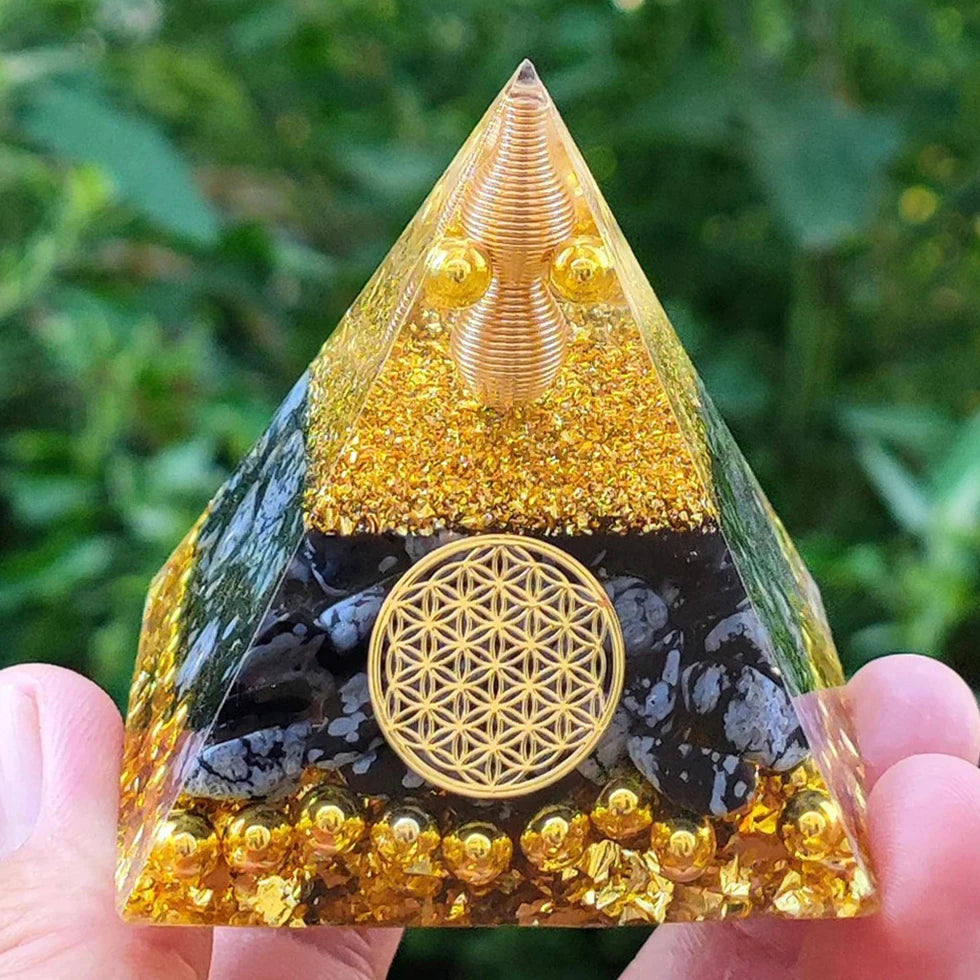 Statuette-orgonite-chance-pyramide-de-fortune-cristal-or