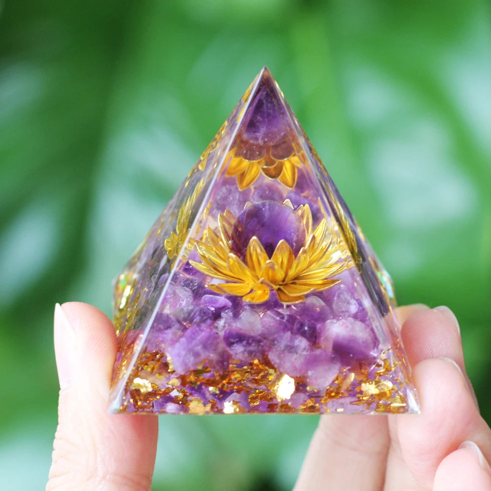 Statuette-orgonite-chance-pyramide-de-fortune-fleur