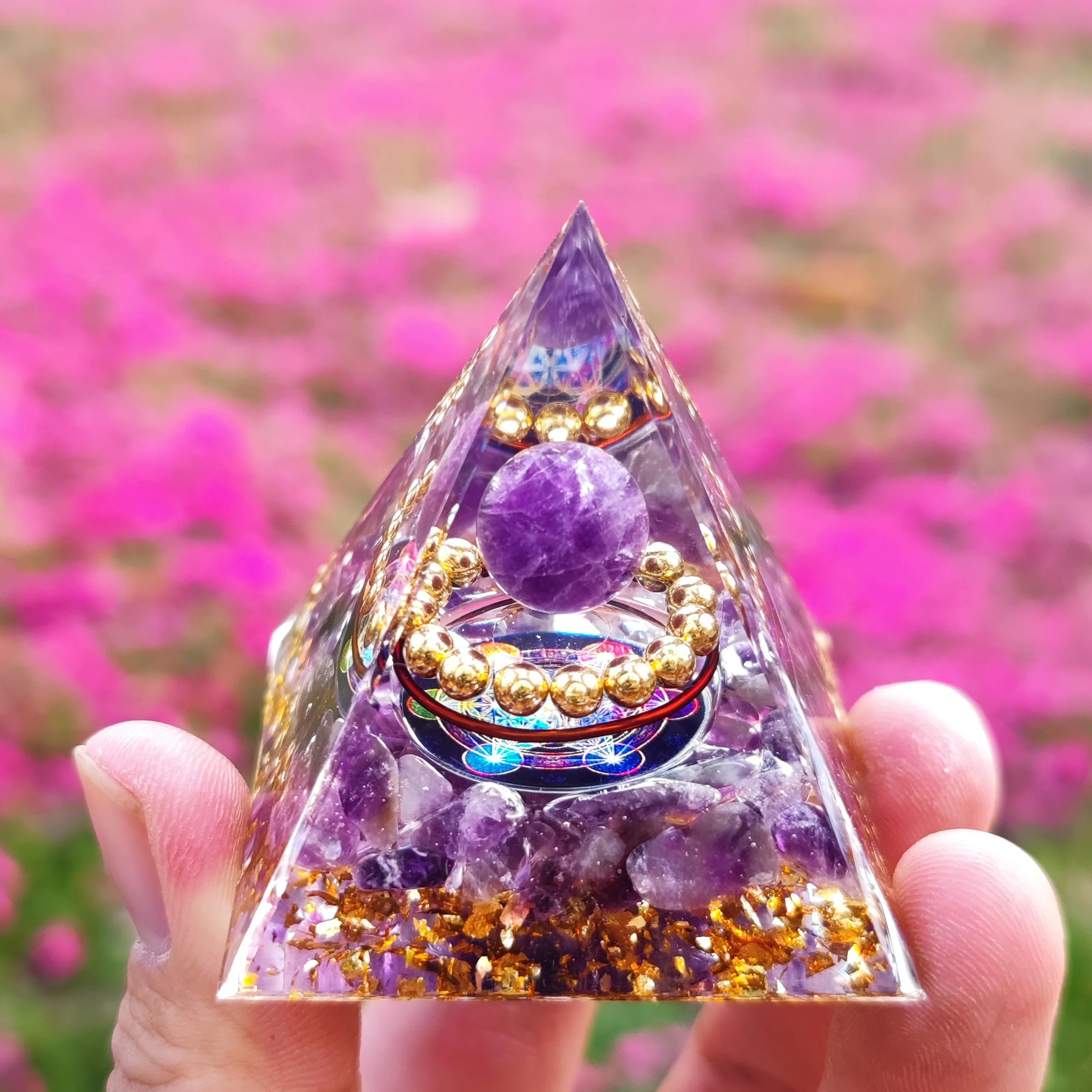 Statuette-orgonite-chance-pyramide-de-fortune-mauve