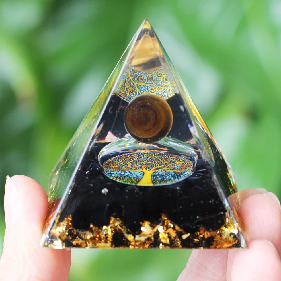 Statuette-orgonite-chance-pyramide-de-fortune-noir