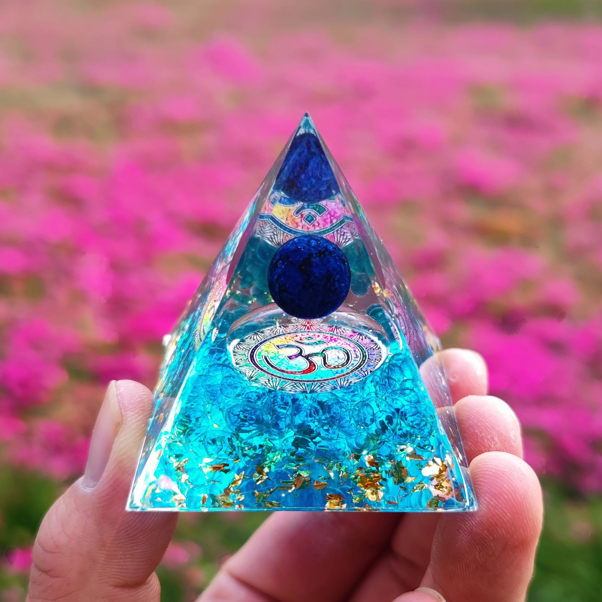 Statuette-orgonite-chance-pyramide-de-fortune-rose-bleu