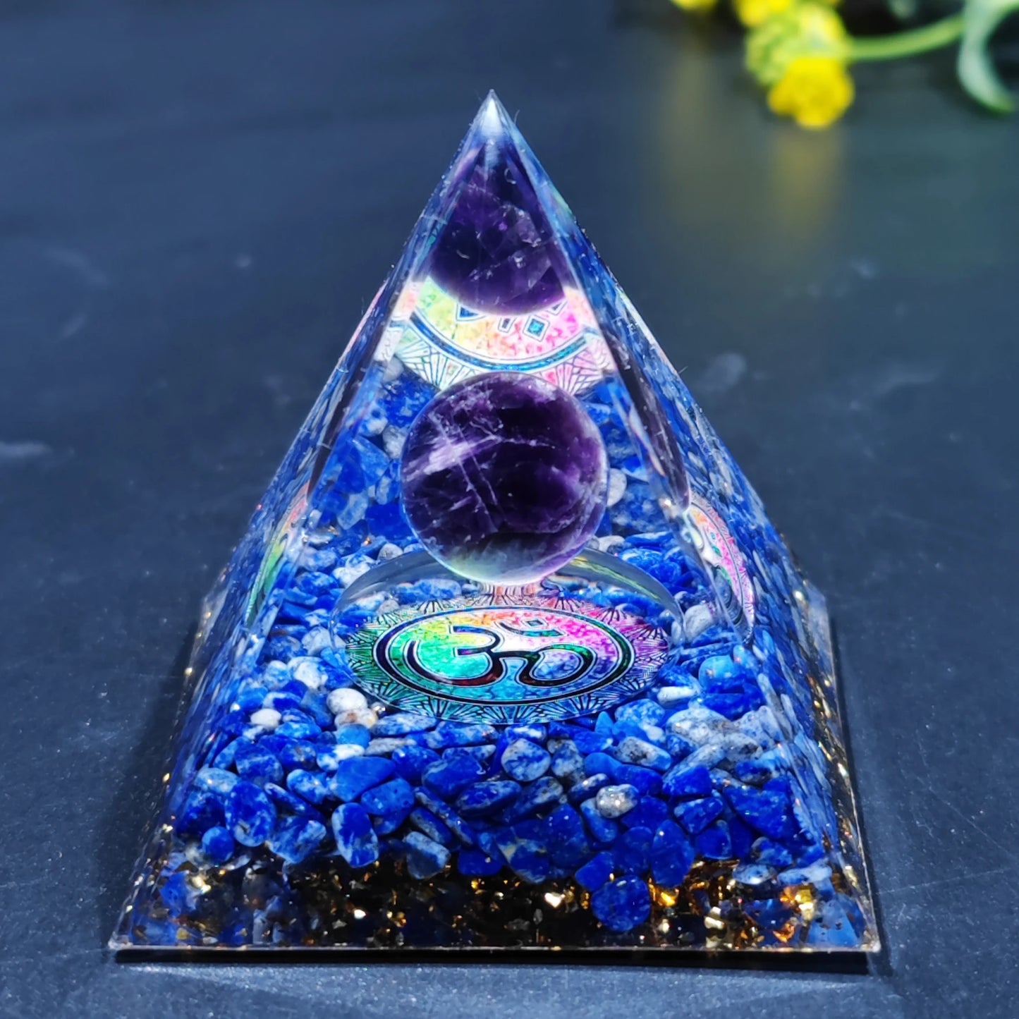 Statuette-orgonite-chance-pyramide-de-fortune-violet-bleu