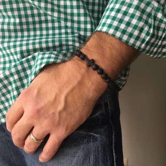 homme-bracelet-pierre-volcanique