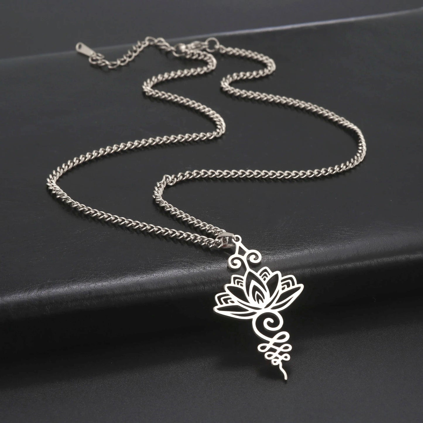 pendentif-femme-fleur-de-lotus-symbole-sérénité-argent