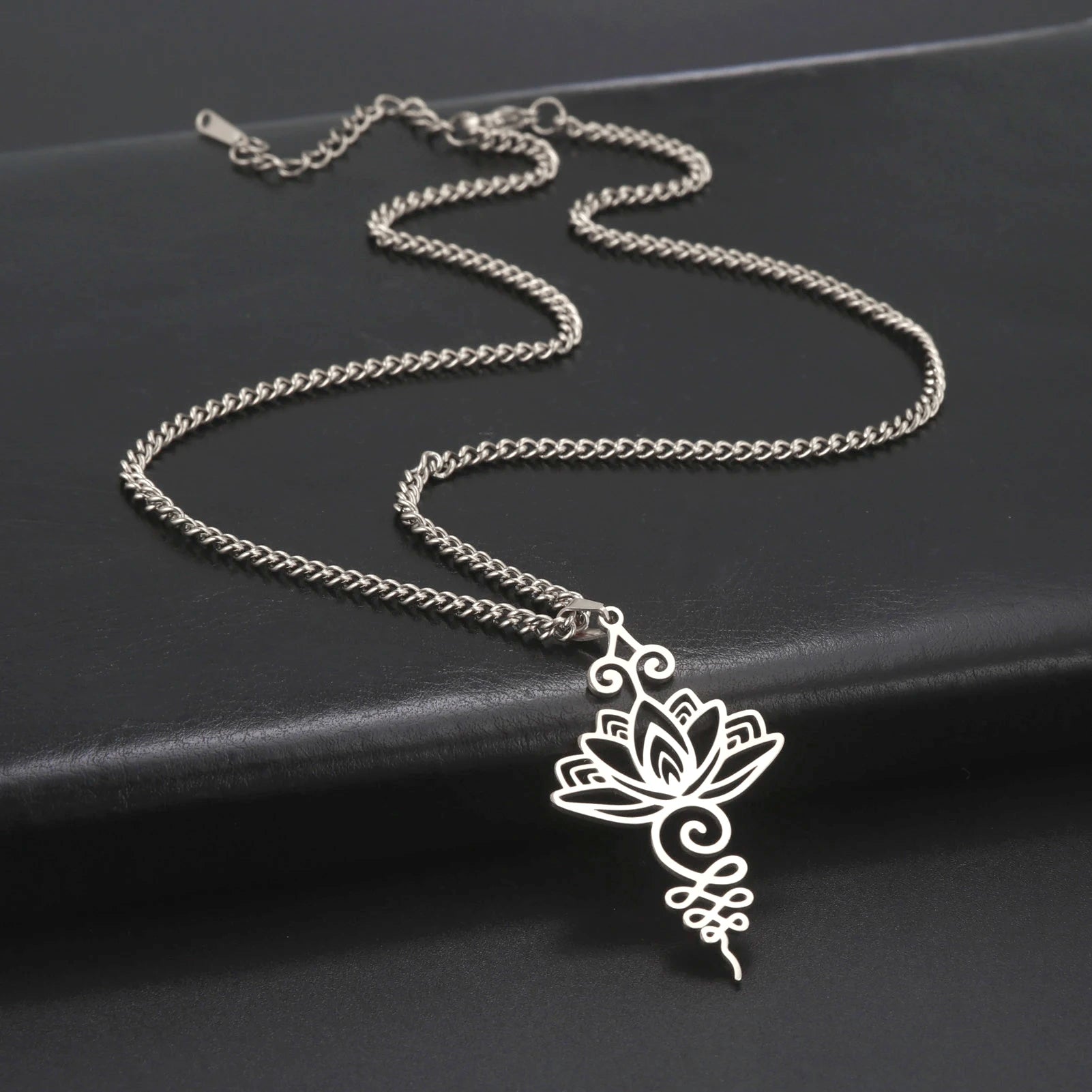 pendentif-femme-fleur-de-lotus-symbole-sérénité-argent